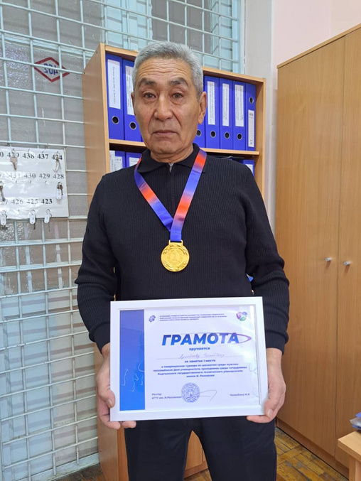 2025-жылдын 25-октябрында И.Раззаков атындагы Кыргыз мамлекеттик техникалык университетинде кызматкерлер арасында Университет күнүнө арналган эркектер арасындагы шахмат боюнча достук турнир өткөрүлдү. Бул турнирде “Физика” кафедрасынын к.т.н., доценти Азимбаев Т. биринчи орунду багындырды.   Кесиптешибизди чын жүрөктөн куттуктап, агайга мындан ары да ийгиликтерди каалайбыз! 🏆♟️